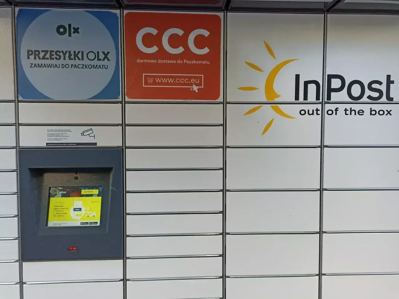 InPost Paczkomat z logo OLX i CCC. Ekran dotykowy pokazuje aplikację InPost. Problem z nadaniem paczki?