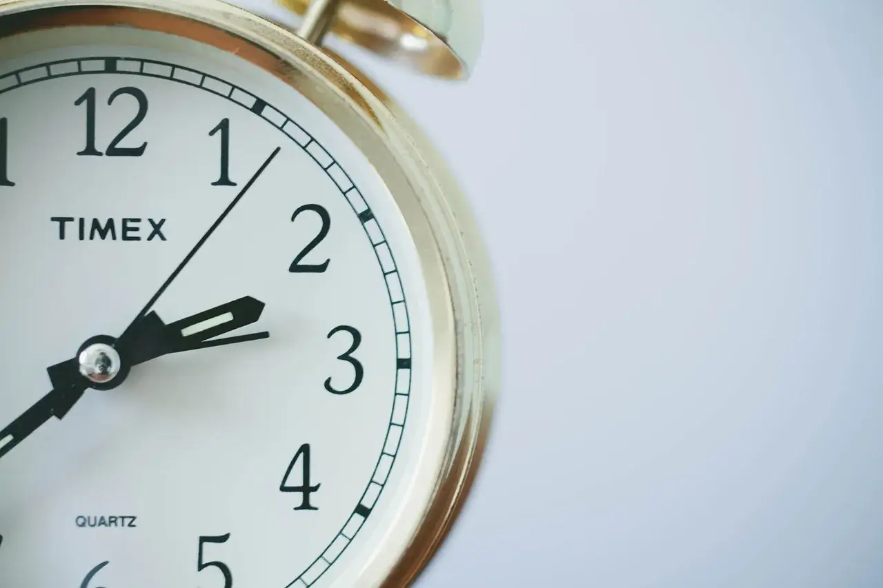 Zegar Timex pokazuje, że kurierzy DPD pracują nawet w weekendy.