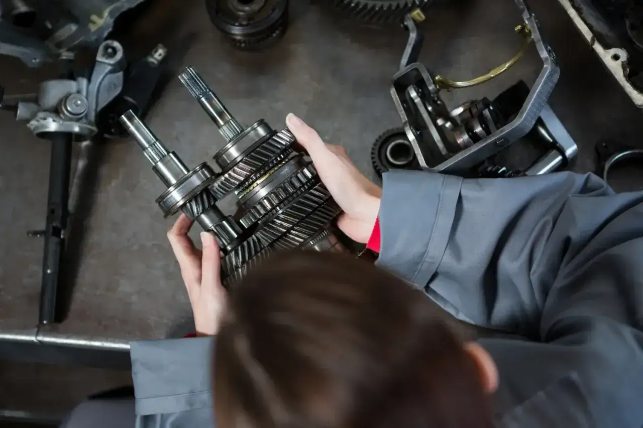 Mechanik składa skrzynię biegów, przygotowując ją do wysyłki.
