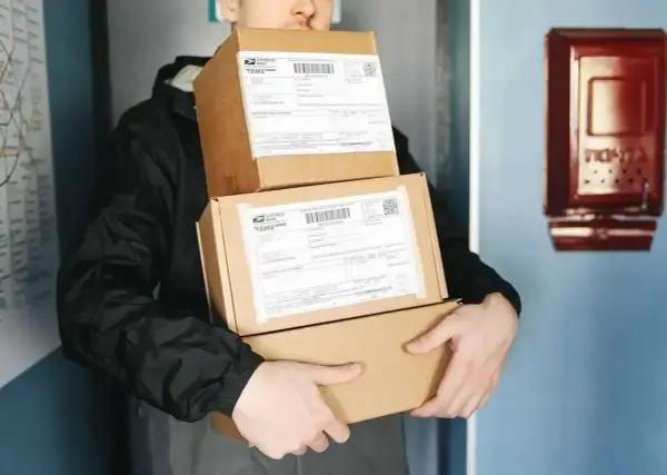 Kurier niesie paczki, które mogą posłużyć do zwrotu na Vinted.
